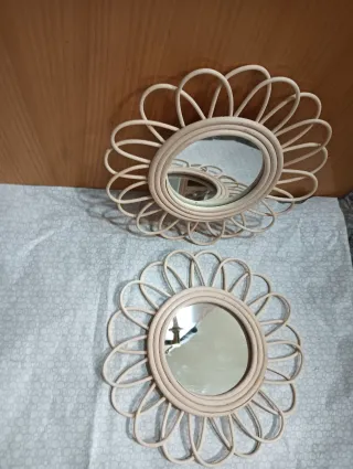 Decorazione murale con 2 nuovi specchi.