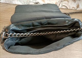 Bolso negro acolchado con cadena