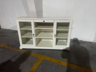 Mueble blanco salón con puertas de cristal