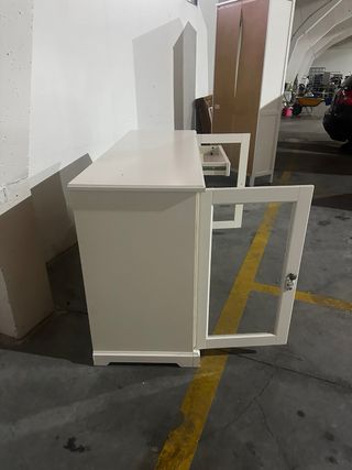 Mueble blanco salón con puertas de cristal