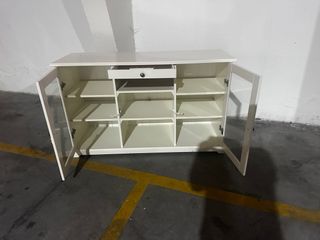 Mueble blanco salón con puertas de cristal