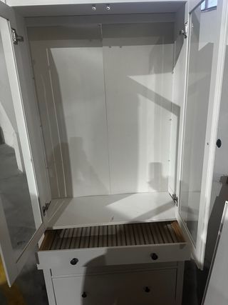 Mueble blanco salón con puertas de cristal