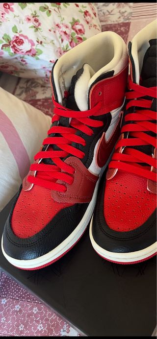 Zapatillas Jordan Rojas y Negras