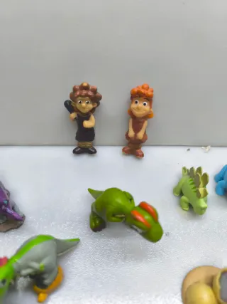 Mini figuras dinosaurios y personajes