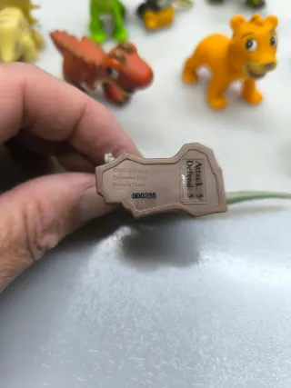 Mini figuras dinosaurios y personajes