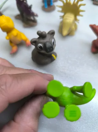 Mini figuras dinosaurios y personajes