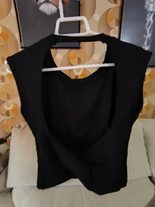 Top negro con hombreras