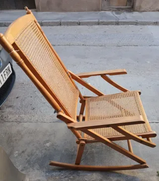 Sedia a dondolo in legno e rattan