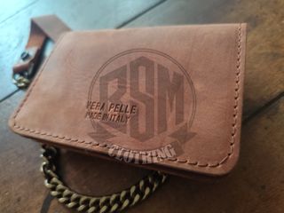 Portafoglio in pelle con catena