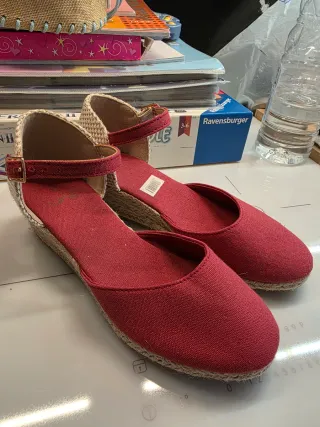 Sandalias cuña rojas y beige T.36