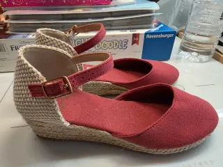 Sandalias cuña rojas y beige T.36