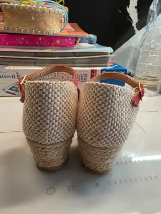 Sandalias cuña rojas y beige T.36