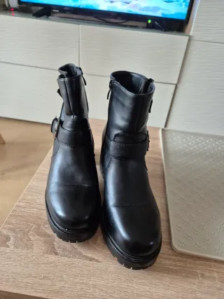 Botas negras con hebilla y cremallera