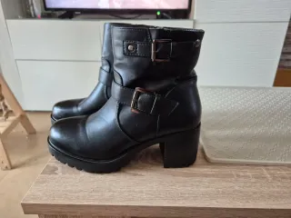 Botas negras con hebilla y cremallera