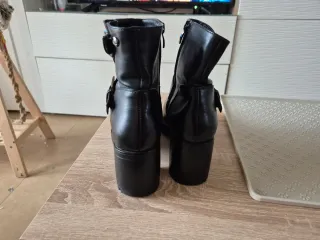 Botas negras con hebilla y cremallera