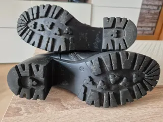 Botas negras con hebilla y cremallera