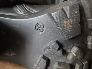 Botas negras con hebilla y cremallera