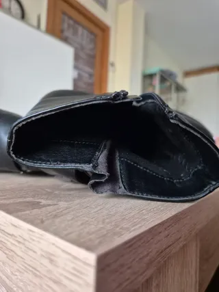 Botas negras con hebilla y cremallera