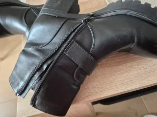 Botas negras con hebilla y cremallera