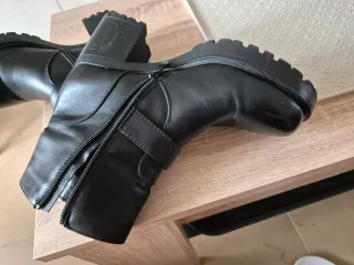 Botas negras con hebilla y cremallera