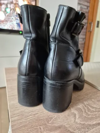 Botas negras con hebilla y cremallera