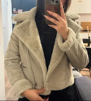 Abrigo pelito Pull and Bear