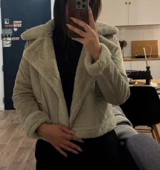 Abrigo pelito Pull and Bear