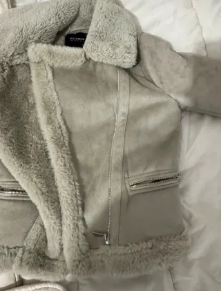 Abrigo pelito Pull and Bear