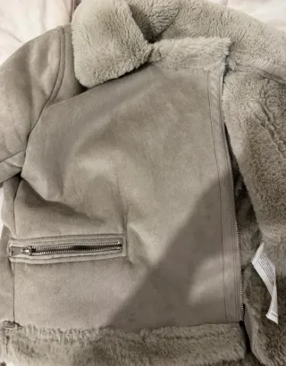 Abrigo pelito Pull and Bear