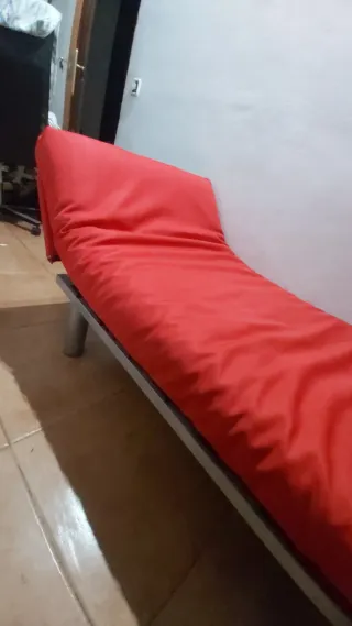 Sofá cama individual rojo.