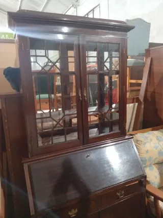 Buro de madera con vitrina