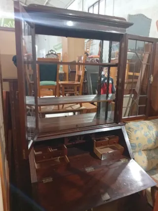 Buro de madera con vitrina