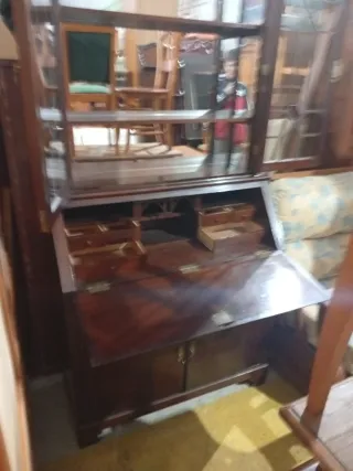 Buro de madera con vitrina