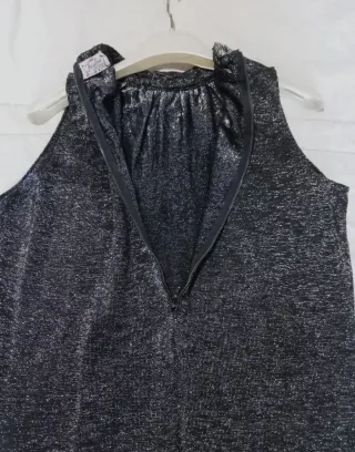 Abito elegante con dettagli gioiello