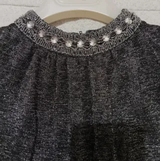 Abito elegante con dettagli gioiello