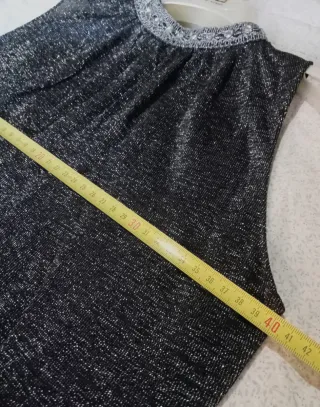 Abito elegante con dettagli gioiello