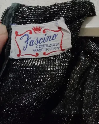 Abito elegante con dettagli gioiello