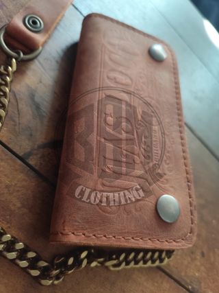 Portafoglio in pelle con catena