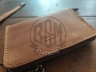 Portafoglio in pelle con catena