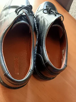 Zapatos de cuero cosidos a mano