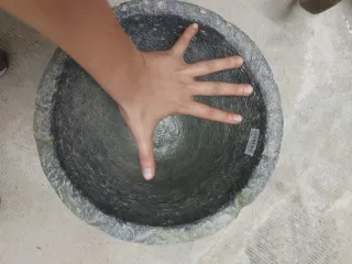 Vaso di pietra grigia e verde