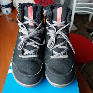 Zapatillas negras con cordones y forro rosa