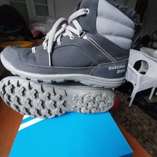 Zapatillas negras con cordones y forro rosa