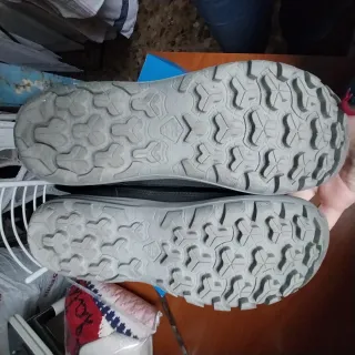 Zapatillas negras con cordones y forro rosa