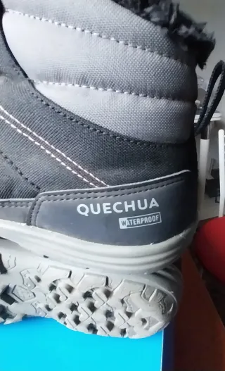 Zapatillas negras con cordones y forro rosa