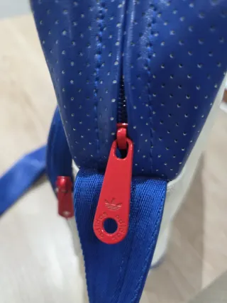 Mochila Adidas pequeña azul y blanca