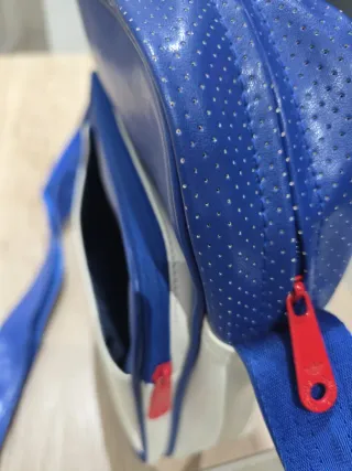 Mochila Adidas pequeña azul y blanca