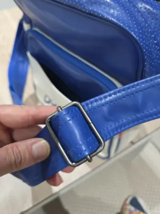 Mochila Adidas pequeña azul y blanca