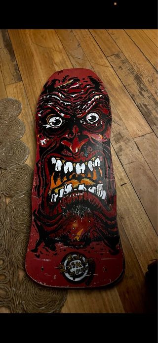 Tabla de skate con diseño de demonio