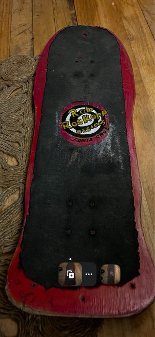 Tabla de skate con diseño de demonio